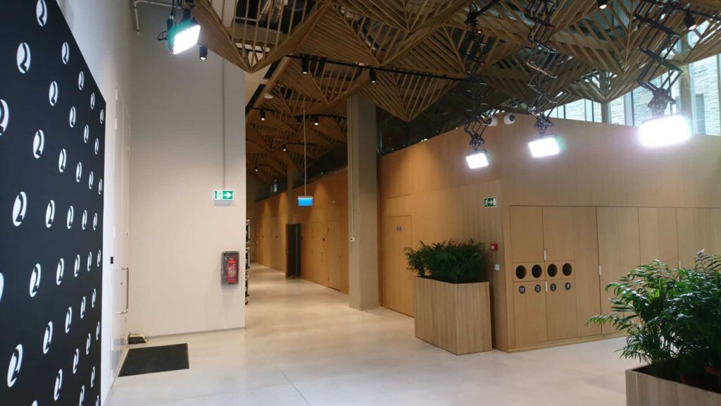 Myynti ja asennus valaistuslaitteille valokuvaseiniin Postimees-konsernin päärakennuksessa