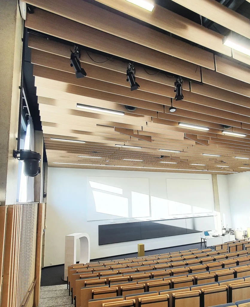 Lisävalaistus Tarton yliopiston Delta-keskuksen suuressa salissa