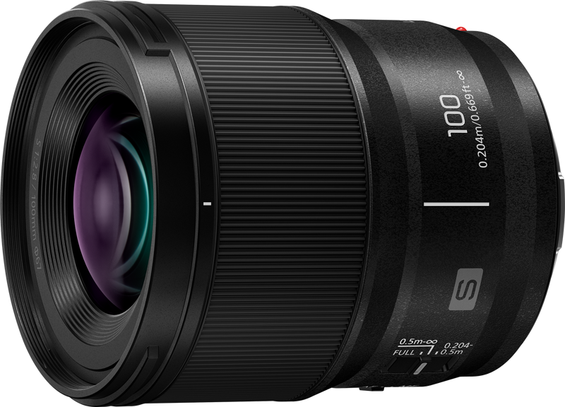 Versatile macro lens in an ultra compact design. Macro lenses tend to be large in size
