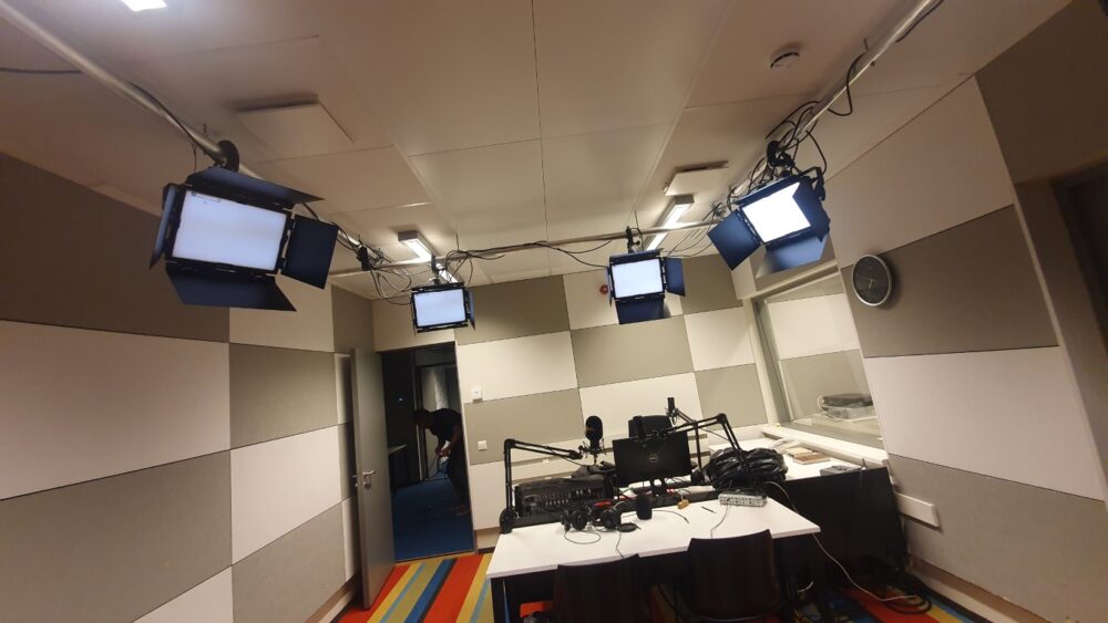 Top rail and hoist system