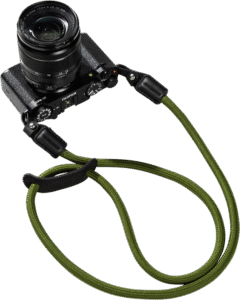 freeing up your hands. The shoulder strap is made of nylon and genuine leather and supports a static load of 10 kg