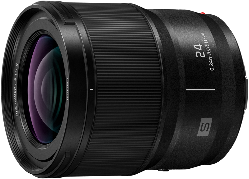 three ED (Extra-Low Dispersion) lenses and one UED (Ultra Extra-Low Dispersion) lens. The use of three aspherical lenses realizes both high descriptive performance and beautiful bokeh