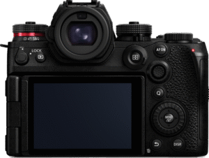 ergonomic body. With a 24.2MP BSI CMOS sensor