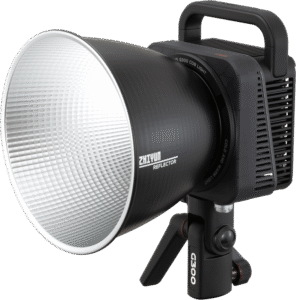 yet more powerful.It boasts a compact square design and measures only 84 mm thick making it easy to pack and carry for on-the- go shots.