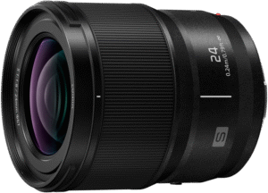 three ED (Extra-Low Dispersion) lenses and one UED (Ultra Extra-Low Dispersion) lens. The use of three aspherical lenses realizes both high descriptive performance and beautiful bokeh