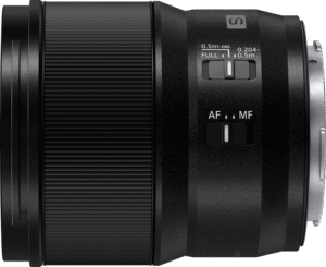 but Panasonic's unique technology has made it possible to reduce the size of the lens and the lens only weighs 298g.