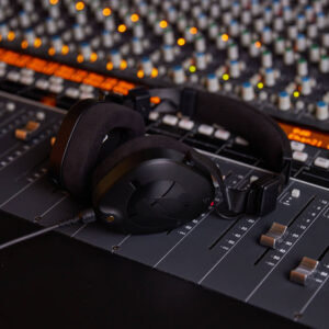 <li>Ergonomic design ensures passive noise insulation</li>