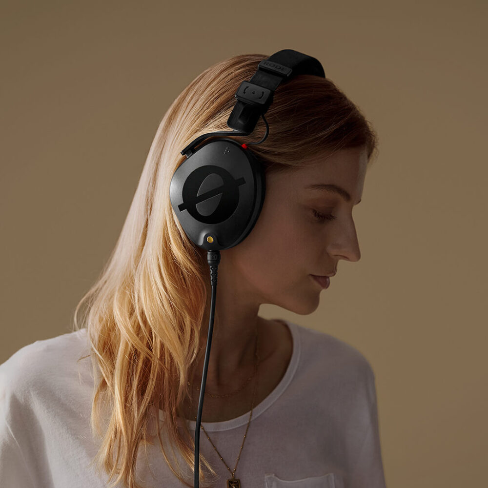 <li>1/4" adapter for use with professional audio equipment</li>