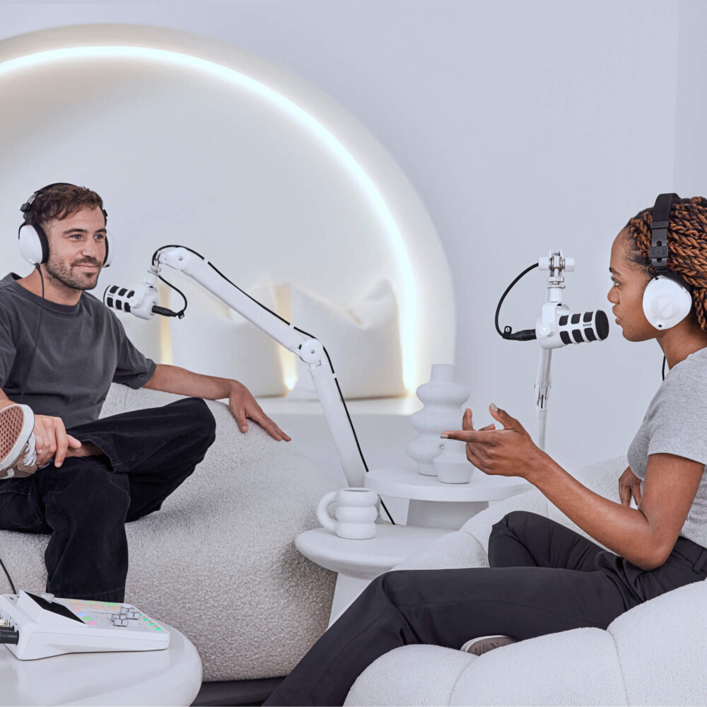 <li>Compatible with most standard microphones</li>