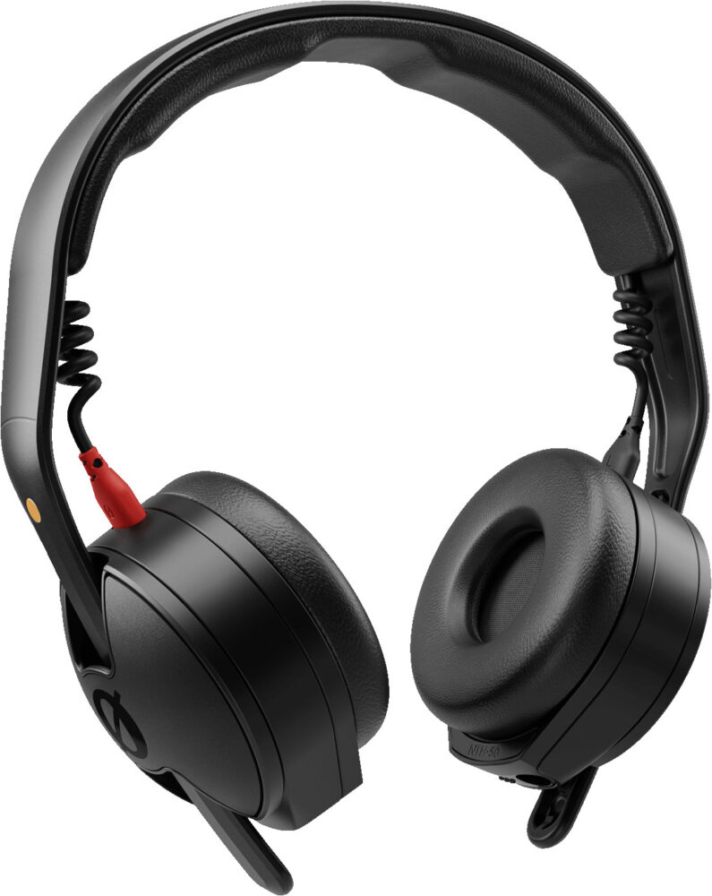 <li>Clear and accurate sound with deep