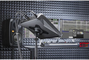 <li>360-degree ball head mount</li>