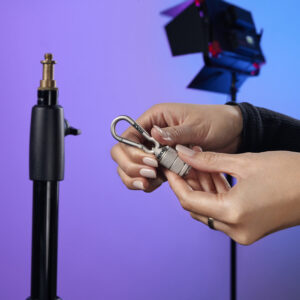<li>Attach different accessories to the tripod</li>