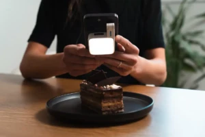 AMARAN Go ultra-compact mini LED phone light